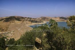 Image du Maroc Professionnelle de  Le barrage Oued El Makhazine, conçu pour le développement et  l'irrigation du périmètre du Loukkos. Ainsi les champs situés dans le triangle Ksar El Kébir, Larache, Moulay Bouselham profitent de cette infrastructure. Cette importante réalisation située sur El Oued Loukkos sert à la régularisation inter annuelle des débits tout en formant une protection contre les crues, au Jeudi 1er Septembre 2005 à cette datte le barrage dispose 309 Million de M3. (Photo / Abdeljalil Bounhar) 